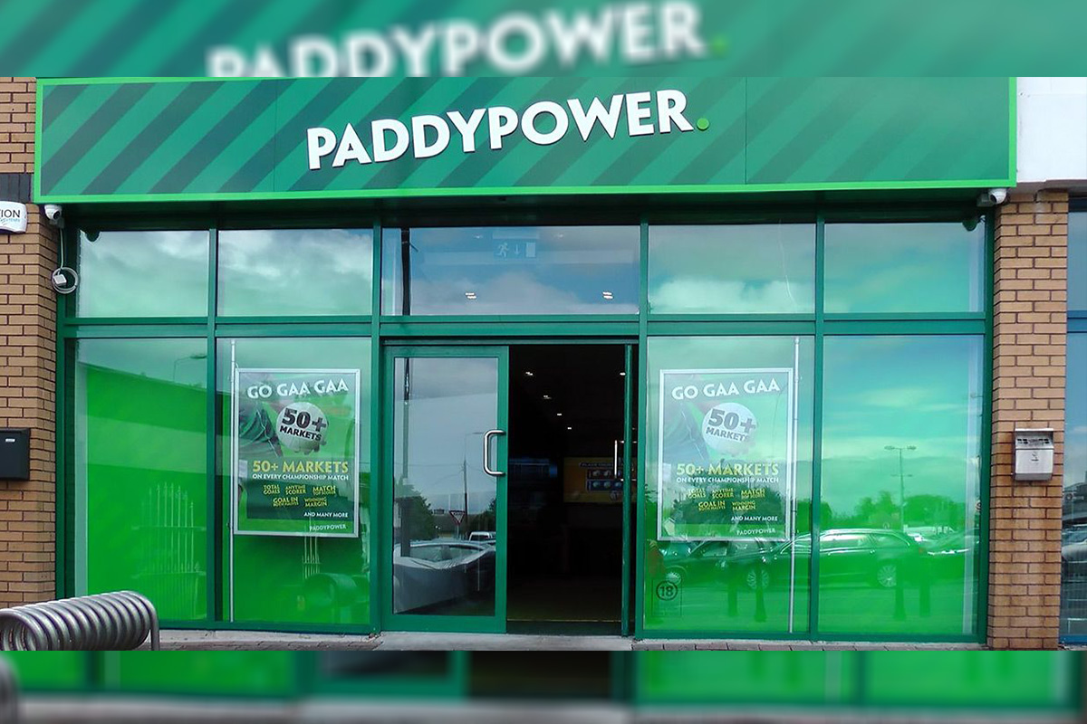 paddy-power-imagines-a-world-where-racing-fans-behaved-like-football-fanatics