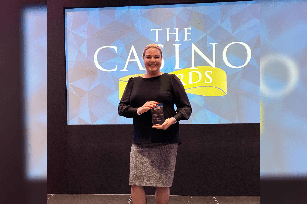 tcsjohnhuxley’s-nicci-smith-receives-outstanding-contribution-award-at-the-casino-awards-2022