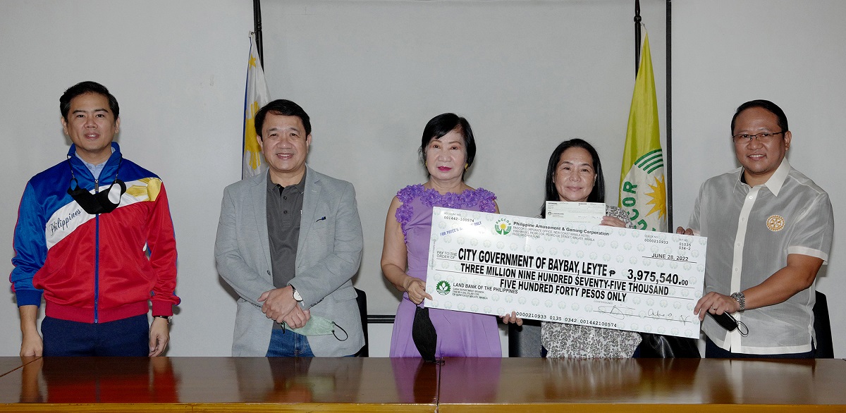 pagcor-turns-over-p571-million-grants-to-eight-lgus