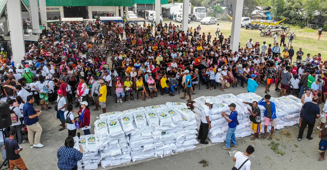 pagcor-heeds-call-to-help-families-affected-by-oil-spill-in-mindoro-town